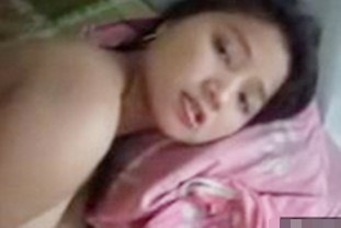 Tinamaan ng Libog si Ate sa Sofa, Nag-Finger