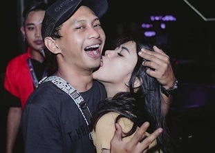 Meet and Fuck sa Club, Oyeah! Dami Talagang Babaeng Paiyot
