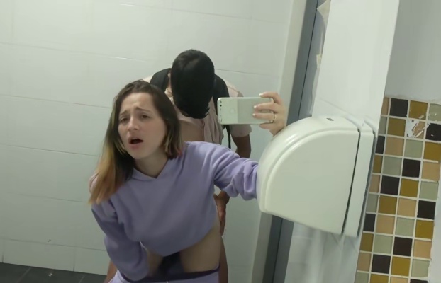 Pano Ba Yan Mahal.. Napag-Abutan ng Libog sa Banyo ng Gasolinahan